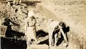 Excavating the burial mound in Belle Glade, 1933-1934. Courtesy The Palm Beach Post.